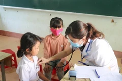  Khám sàng lọc và tiêm vắc xin phòng bệnh bạch hầu cho trẻ trong khu dân cư có bệnh nhân mắc bạch hầu tại huyện Lắk, Đắk Lắk tháng 8/2020.( Ảnh: Tuấn Anh/TTXVN)