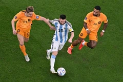 Tiền đạo Argentina Lionel Messi (giữa) đi bóng trước sự bám đuổi của các tuyển thủ Hà Lan trong trận tứ kết World Cup 2022 thứ hai ngày 9/12. (Ảnh: AFP/TTXVN)