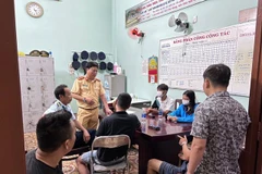 Cơ quan chức năng đang tìm hiểu, động viên hai thanh niên không nghe theo lời dụ dỗ của đối tượng lạ. (Nguồn: baochinhphu.vn)