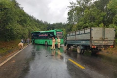 Hiện trường vụ tai nạn giao thông giữa xe ôtô rơmoóc và xe khách tại huyện Ngọc Hồi, tỉnh Kon Tum khiến 1 người chết và 3 người bị thương. (Ảnh: TTXVN phát)