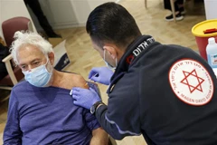 Tiêm mũi 4 vaccine phòng COVID-19 cho người dân tại thành phố Netanya, Israel ngày 5/1/2022. (Ảnh: AFP/TTXVN)