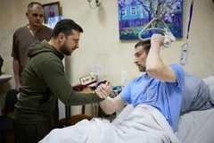 Tổng thống Ukraine Volodymyr Zelenskiy thăm một quân nhân bị thương tại bệnh viện quân sự. Máy phát điện sẽ giúp duy trì hoạt động của các bệnh viện và các dịch vụ quan trọng khác. (Ảnh: Reuters)