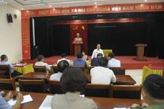 Phó Chủ tịch UBND huyện Đông Anh Nguyễn Anh Dũng làm việc với các cá nhân, đơn vị về việc tổ chức cưỡng chế thu hồi đất xây dựng hạ tầng khu cây xanh, kết hợp với sinh hoạt văn hóa cộng đồng tại thôn Nhuế, xã Kim Chung. (Ảnh: Minh Nghĩa/TTXVN)