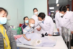 Thủ tướng Phạm Minh Chính thăm, tặng quà cho các bệnh nhi đang điều trị tại Bệnh viện Nhi Trung ương. (Ảnh: Dương Giang/TTXVN)