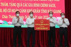 Ông Trần Thanh Mẫn (thứ 2 từ phải qua), Ủy viên Bộ Chính trị, Phó Chủ tịch Thường trực Quốc hội trao bảng tượng trưng nhà Đại đoàn kết. (Ảnh: Hồng Thái/TTXVN)
