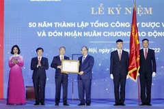 Chủ tịch nước Nguyễn Xuân Phúc trao tặng Huân chương Lao động hạng Nhất cho Tổng công ty Dược Việt Nam. (Ảnh: Thống Nhất/TTXVN)
