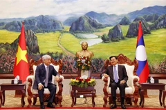 Tổng Bí thư, Chủ tịch nước Lào Thongloun Sisoulith chào đón đồng chí Đỗ Văn Chiến, Bí thư Trung ương Đảng, Chủ tịch Ủy ban Trung ương Mặt trận Tổ quốc Việt Nam. (Ảnh: Phạm Kiên/TTXVN)