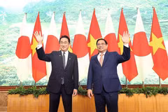 Thủ tướng Phạm Minh Chính và Thủ tướng Nhật Bản Kishida Fumio chụp ảnh chung sau hội đàm ngày 1/5. (Ảnh: Dương Giang/TTXVN)