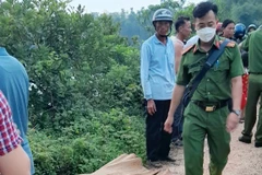 Lực lượng chức năng điều tra làm rõ nguyên nhân em T. H. H. tử vong. (Nguồn: baothuathienhue.vn)