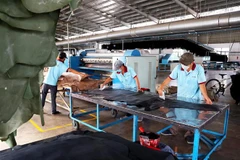 Sản xuất nguyên phụ liệu giày tại công ty có vốn đầu tư nước ngoài, thị xã Tân Uyên, Bình Dương. (Ảnh: Hồng Đạt/TTXVN)