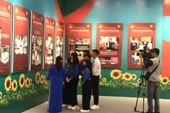 Đông đảo bạn trẻ tham quan triển lãm "75 năm trọn nghĩa vẹn tình". (Ảnh: TTXVN phát)