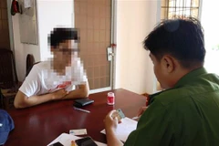 Công an xã Phước Bình, thị xã Trảng Bàng làm việc với các thanh niên chuẩn bị xuất cảnh trái phép sang Campuchia để tìm việc nhẹ lương cao. (Ảnh: TTXVN phát)