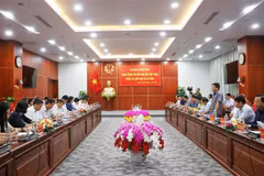 Quang cảnh buổi làm việc của Đoàn công tác Hội Nhà báo Việt Nam với lãnh đạo tỉnh Cà Mau. (Ảnh: Huỳnh Anh/TTXVN)