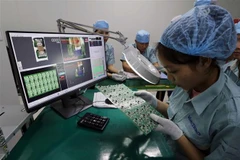 Sản xuất linh kiện điện tử chất lượng cao tại Công ty Cổ phần Manutronic Việt Nam. (Ảnh: Trần Việt/TTXVN)