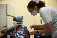 Tiêm vaccine phòng COVID-19 cho người dân tại La Habana, Cuba. (Ảnh: AFP/TTXVN)