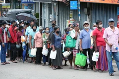 Người dân xếp hàng chờ mua nhiên liệu để đun nấu tại Colombo, Sri Lanka, ngày 17/6/2022. (Ảnh: THX/TTXVN)