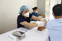 Tiêm vaccine COVID-19 mũi 4 cho người dân tại Tuyên Quang. (Ảnh: Nam Sương/TTXVN)