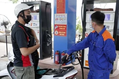 Mua bán xăng dầu tại cửa hàng kinh doanh xăng dầu thuộc Tập đoàn xăng dầu Việt Nam (Petrolimex). (Ảnh: Trần Việt/TTXVN)