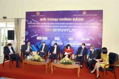 Các diễn giả tham gia thảo luận tại buổi đối thoại chính sách. (Ảnh: Hoàng Hùng/TTXVN)