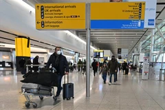 Hành khách tại sân bay Heathrow ở London, Anh. (Ảnh: AFP/TTXVN)