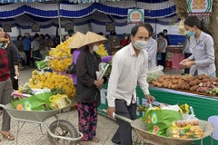 Người dân xã Triệu Thuận, huyện Triệu Phong nhận các mặt hàng thiết yếu cho dịp Tết từ các gian hàng của phiên chợ 0 đồng. (Ảnh: Thanh Thủy/TTXVN)