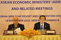 Bộ trưởng Bộ Thương mại Campuchia, Chủ tịch AEM-54 Pan Sorasak và Phó tổng thư ký ASEAN Satvinder Singh đồng chủ trì cuộc họp báo thông báo kết quả Hội nghị Bộ trưởng kinh tế ASEAN lần thứ 54. (Ảnh: Huỳnh Thảo/TTXVN)