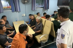 Các thuyền viên được đưa lên bờ an toàn. (Nguồn: VOV)