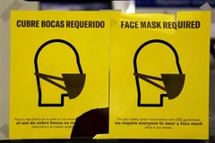 Biển thông báo yêu cầu đeo khẩu trang tại một cửa hàng ở thành phố New Orleans, bang Louisiana, Mỹ ngày 11/1/2022. (Ảnh: THX/TTXVN)