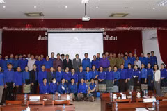 Đại sứ Nguyễn Bá Hùng cùng các đại biểu tham dự cuộc tọa đàm chụp ảnh lưu niệm. (Ảnh TTXVN phát)