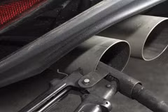Kiểm tra bộ phận phát thải của xe ôtô Volkswagen tại cơ quan thanh sát kỹ thuật ở Ludwigsburg, miền Tây Nam Đức. (Ảnh: AFP/TTXVN)