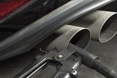 Kiểm tra bộ phận phát thải của xe ôtô Volkswagen tại cơ quan thanh sát kỹ thuật ở Ludwigsburg, miền Tây Nam Đức. (Ảnh: AFP/TTXVN)
