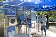 Nhân viên y tế lấy mẫu xét nghiệm COVID-19 cho người dân tại Thượng Hải, Trung Quốc. (Ảnh: THX/TTXVN)