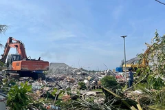 Lực lượng cưỡng chế đang tháo dỡ 2/79 căn biệt thự trái phép ở Phú Quốc. (Nguồn: Cổng thông tin điện tử Kiên Giang)