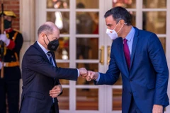 Thủ tướng Đức Olaf Scholz và người đồng cấp Tây Ban Nha Pedro Sánchez. (Nguồn: independent.co.uk)