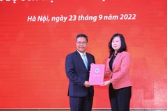 Quyền Bộ trưởng Bộ Y tế Đào Hồng Lan trao quyết định bổ nhiệm Viện trưởng Viện Huyết học-Truyền máu Trung ương cho PGS.TS. Nguyễn Hà Thanh. (Nguồn: vienhuyethoc.vn)
