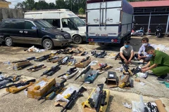 Toàn bộ số tang vật bị lực lượng chức năng thu giữ. (Ảnh: TTXVN phát)