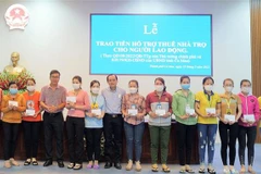 Người lao động bị ảnh hưởng bởi đại dịch COVID-19 trên địa bàn thành phố Cà Mau được hỗ trợ 3 tháng tiền thuê nhà trọ, mỗi tháng 500.000 đồng. (Ảnh: Kim Há/TTXVN)