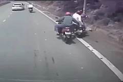 Anh Đinh Văn Chiến dũng cảm kéo xe máy bị mất phanh trên đường đèo Tam Đảo. (Ảnh cắt từ clip) 