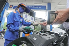 Mua bán xăng dầu tại điểm kinh doanh xăng, dầu số 1 của Petrolimex. (Ảnh: Trần Việt/TTXVN)