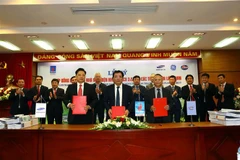 Ký kết hợp đồng EPC giữa PV Power với liên danh nhà thầu Sam Sung C&T và Lilama trong dự án sử dụng nhiên liệu khí LNG đầu tiên ở Việt Nam. (Ảnh: Huy Hùng/TTXVN)