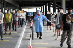 Một tình nguyện viên làm việc tại một địa điểm thử nghiệm axit nucleic ở Tam Á, tỉnh Hải Nam, miền Nam Trung Quốc, ngày 7/8. (Nguồn: Tân hoa xã) 