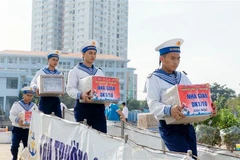 Chuyển quà Tết lên tàu. (Ảnh: Đoàn Mạnh Dương/TTXVN)