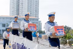 Chuyển quà Tết lên tàu. (Ảnh: Đoàn Mạnh Dương/TTXVN)