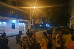 Lực lượng chức năng điều tra, xác minh tại hiện trường vụ án từ chiều đến đêm muộn ngày 22/7. (Ảnh: laodong.vn)