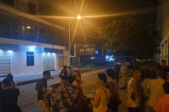 Lực lượng chức năng điều tra, xác minh tại hiện trường vụ án từ chiều đến đêm muộn ngày 22/7. (Ảnh: laodong.vn)