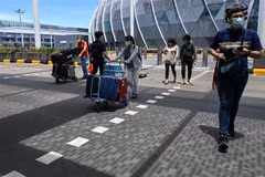 Hành khách đeo khẩu trang phòng dịch COVID-19 tại sân bay quốc tế Changi, Singapore. (Ảnh: AFP/TTXVN)