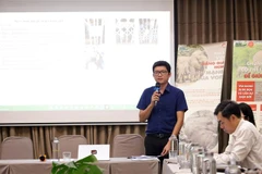 Đại diện Chi cục Kiểm lâm tỉnh Đắk Lắk thông tin về công tác kiểm tra, quản lý động vật hoang dã và xử lý vi phạm liên quan đến ngà voi tại Đắk Lắk. (Ảnh: Hoài Thu/TTXVN)