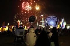 Một gia đình Emirati xem màn bắn pháo hoa tại Làng Toàn cầu ở Dubai. (Nguồn: Reuters)