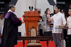 Ông Ferdinand Marcos Jr (thứ 2, phải) tuyên thệ nhậm chức Tổng thống Philippines tại thủ đô Manila, ngày 30/6/2022. (Ảnh: AFP/TTXVN)