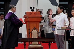 Ông Ferdinand Marcos Jr (thứ 2, phải) tuyên thệ nhậm chức Tổng thống Philippines tại thủ đô Manila, ngày 30/6/2022. (Ảnh: AFP/TTXVN)